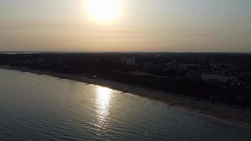hög vinkel havsutsikt vid stranden med människor i Bournemouth, England, Storbritannien, flygbilder från det brittiska havet video