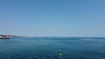 Vista mare ad alto angolo di fronte alla spiaggia con persone a Bournemouth, città dell'Inghilterra, Regno Unito, riprese aeree dell'Oceano Britannico video