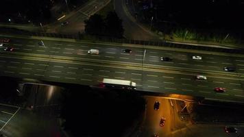 vista aérea das auto-estradas britânicas com tráfego em movimento rápido no horário de pico. tiro de lapso de tempo video