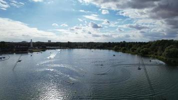 vue grand angle sur le lac et le paysage à milton keynes angleterre video