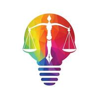 vector de logotipo de lámpara de bombilla de ley con equilibrio judicial simbólico de escala de justicia en una punta de pluma. equilibrio de la luz de la ley con diseño de plantilla de vector de punta de pluma.
