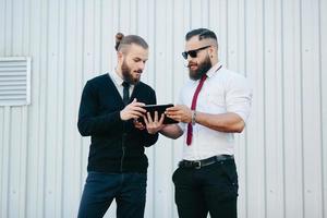 dos hombres de negocios discutiendo algo foto