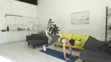 bella joven haciendo ejercicios en el suelo en casa foto