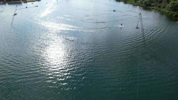 hermosa vista de ángulo alto del lago en milton keynes inglaterra reino unido video