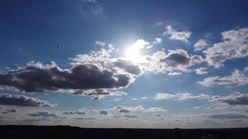 beaux et spectaculaires nuages sur la ville britannique video