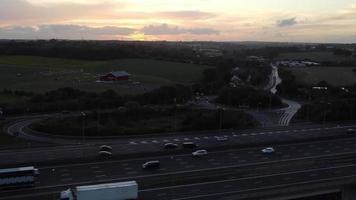 antenne visie van Brits snelwegen met snel in beweging verkeer Bij bezig tijd. tijd vervallen schot video