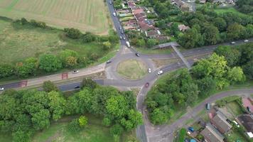 vista aérea de las autopistas británicas con tráfico rápido en horas punta. toma de lapso de tiempo video