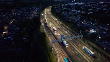 antenne visie van Brits snelwegen met snel in beweging verkeer Bij bezig tijd. tijd vervallen schot video