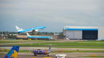 Ámsterdam, Países Bajos 29 de julio de 2017 - dhl airbus 300 d aeaa en el inicio, flybe bombardier dash 8 q400 g jedm rodando y klm boeing 737 ph hse despegue. Aeropuerto de Shiphol, Amsterdam, Holanda video