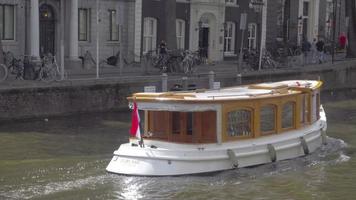 Amsterdã, Holanda, 28 de julho de 2017 - o navio de cruzeiro de excursão no canal de Amsterdã video