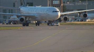 frankfurt am main, duitsland 21 juli 2017 - lufthansa airbus 340 d aigp, star Alliance livery sleept naar service. fraport, frankfurt, duitsland video