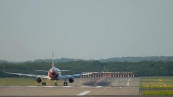 dusseldorf, duitsland 21 juli 2017 - eurowings airbus 320 d aewq versnellen en opstijgen bij zonsondergang. dusseldorf luchthaven video