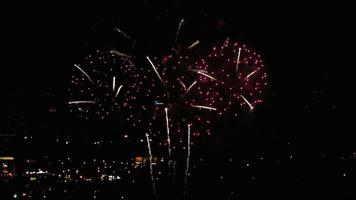 fuochi d'artificio lampeggianti nel cielo della sera. video