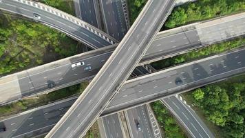 vista aérea de las autopistas británicas con tráfico rápido en horas punta. toma de lapso de tiempo video