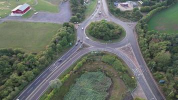 vista aérea das auto-estradas britânicas com tráfego em movimento rápido no horário de pico. tiro de lapso de tempo video