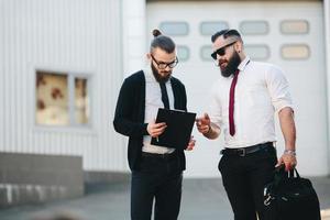 dos empresarios en el trabajo foto