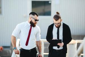 dos empresarios en el trabajo foto