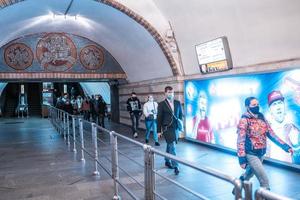 ucrania, kiev - 26 de mayo de 2020 estación de metro zoloty vorota, golden gate foto