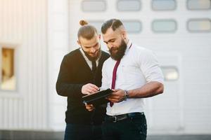 dos hombres de negocios discutiendo algo foto