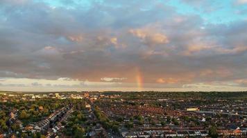 vista aérea de la zona residencial de leagrave en la ciudad de luton de inglaterra video