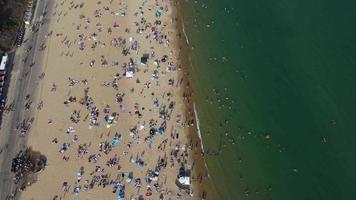 hög vinkel havsutsikt vid stranden med människor i Bournemouth, England, Storbritannien, flygbilder från det brittiska havet video