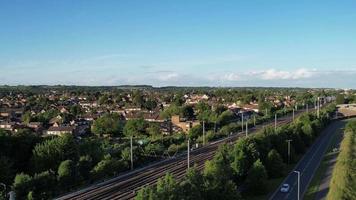 vista aérea del área de la estación de leagrave en la ciudad de luton de inglaterra video
