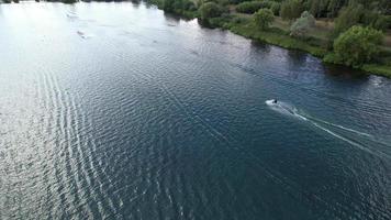 hermosa vista de ángulo alto del lago en milton keynes inglaterra reino unido video