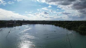 bela vista de alto ângulo do lago em milton keynes inglaterra reino unido video