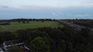 vista aérea de las autopistas británicas con tráfico rápido en horas punta. toma de lapso de tiempo video