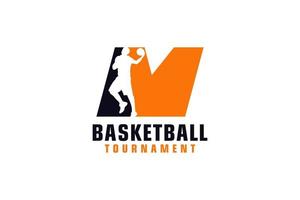 letra m con diseño de logotipo de baloncesto. elementos de plantilla de diseño vectorial para equipo deportivo o identidad corporativa. vector
