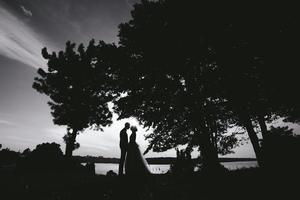 novia novio de pie en el parque foto