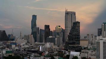 Bangkok, Thailand- jul 28 2022 tijd vervallen van stadsgezicht van downtown van Bangkok Bij zonsondergang video