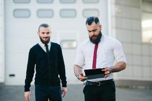 dos empresarios en el trabajo foto