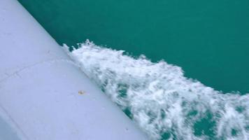 vista das ondas do mar enquanto o barco navega no mar. close-up de uma onda de água espirrando depois de um barco a motor. video