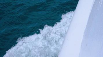 Blick auf die Meereswellen, während das Boot im Meer segelt. Nahaufnahme einer Wasserwelle, die nach einem Motorboot spritzt. video