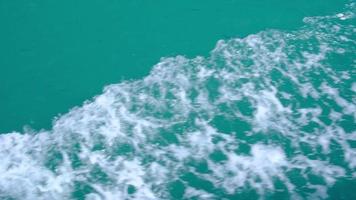 vista de las olas del mar mientras el barco navega en el mar. primer plano de una ola de agua salpicando después de un bote a motor. video