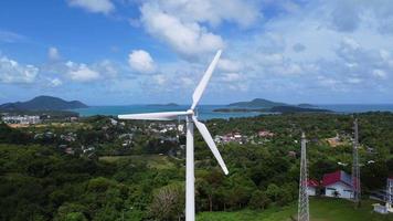 molino de viento para la producción de energía eléctrica con hermosos paisajes y cielos azules para generar energía verde renovable limpia para el desarrollo sostenible. video