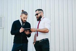 dos hombres de negocios discutiendo algo foto