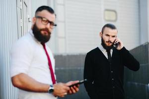 dos empresarios en el trabajo foto