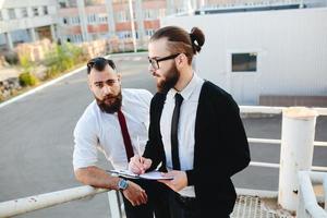 dos empresarios en el trabajo foto