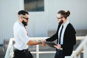 dos hombres de negocios dándose la mano foto