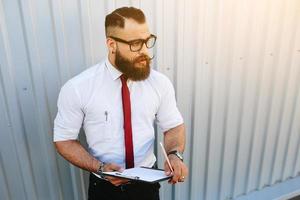 hombre de negocios contra una pared blanca foto