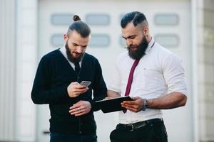 dos empresarios en el trabajo foto