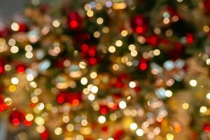 Bokeh de desenfoque nocturno en el árbol de navidad, primer plano foto