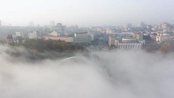 vista aérea de la ciudad en la niebla. foto