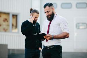 dos empresarios en el trabajo foto