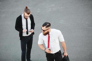 dos empresarios en el trabajo foto