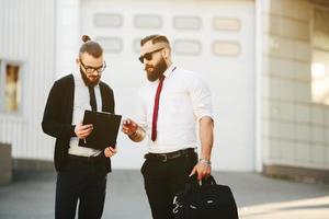 dos empresarios en el trabajo foto