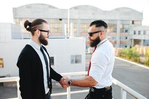 dos hombres de negocios dándose la mano foto