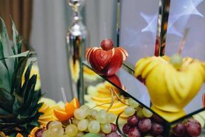 buffet con frutas tropicales foto